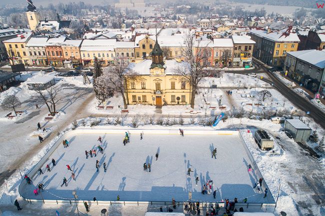 Nowy Targ, miasto w zimowej scenerii z lodowiskiem przed ratuszem. EU, PL, malopolskie, Lotnicze